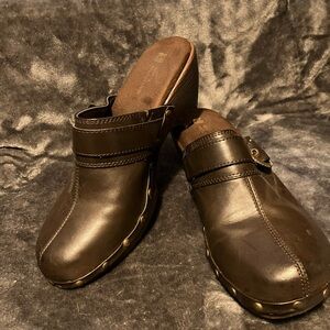 White Mountain size 8M Dark Brown Clogs